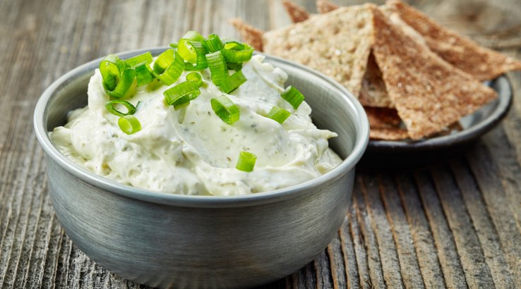 Білий соус з зеленою цибулею