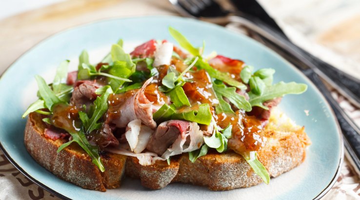 Брускети з яловичиною