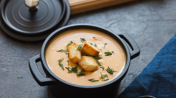 Картопляний крем-суп у чорній каструлі
