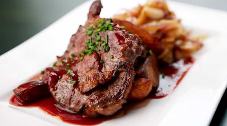 свиная отбивная под соусом