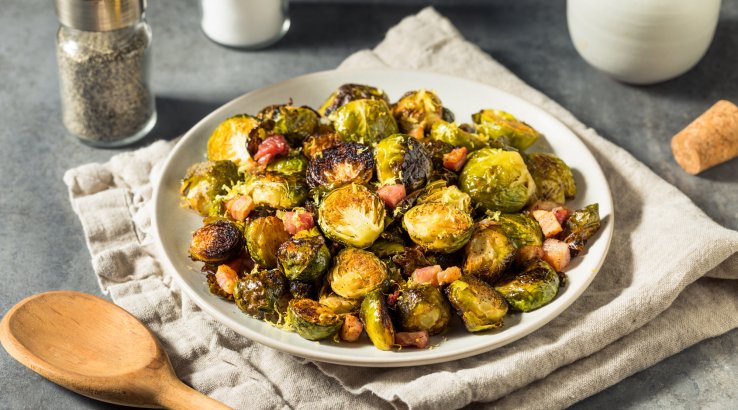 Жареная брюссельская капуста с ветчиной