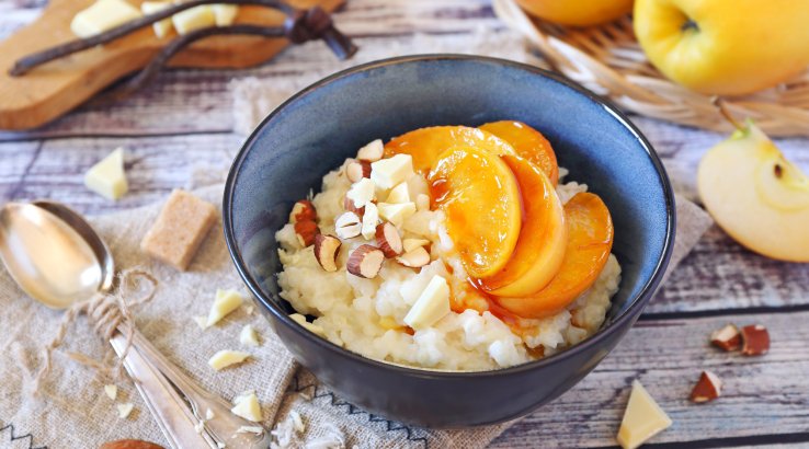 Рисова каша з карамелізованими яблуками: рецепт