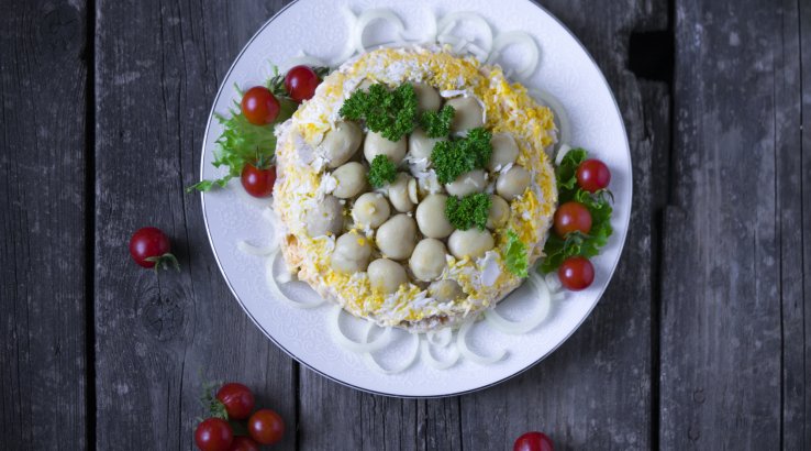 Багатошаровий салат з маринованими грибами