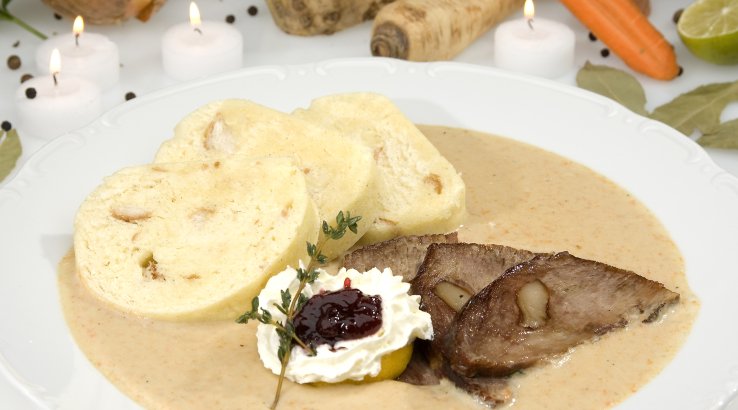 Говядина с хлебными кнедлями в соусе