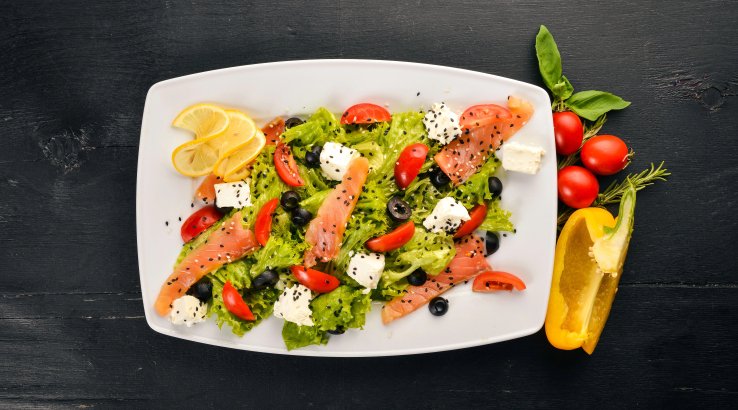 Салат із червоною рибою та моцарелою