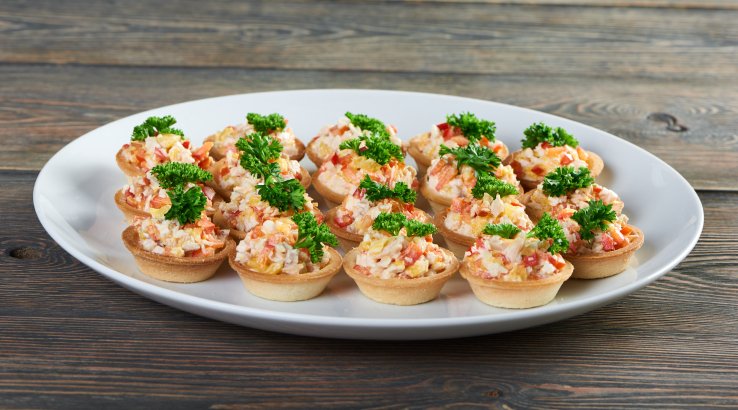 Закусочні тарталетки з яйцями і креветками