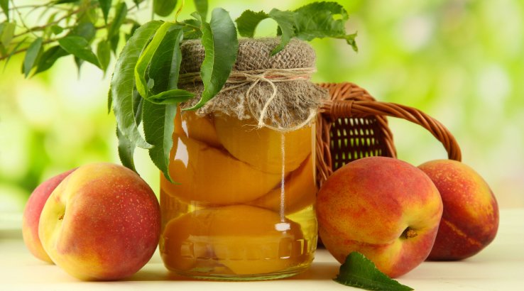 Консервовані персики в сиропі