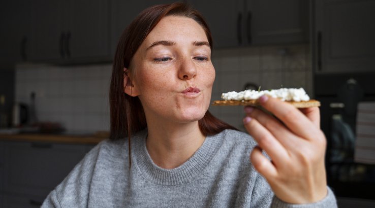 Жінка перекушує