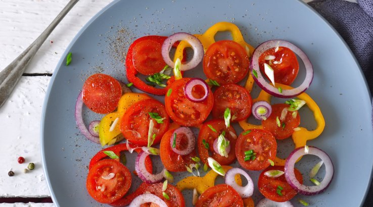 Салат з помідорами, перцем і гранатами