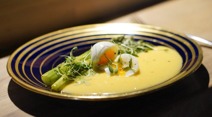 Спаржа з голандським соусом і яйцем