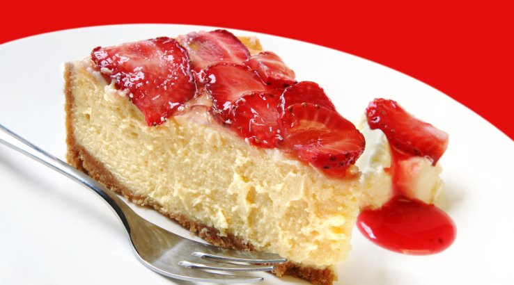 Чизкейк з полуницею і згущеним молоком