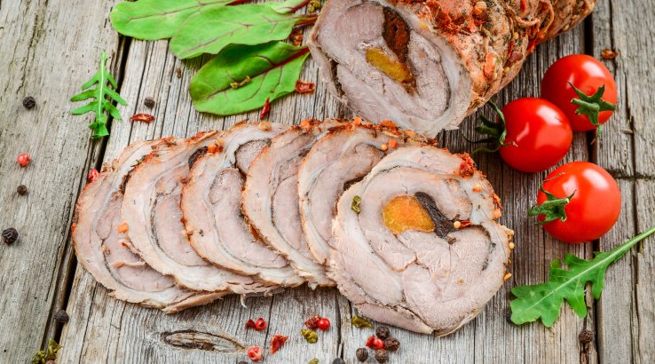 Свинячий рулет з курагою і чорносливом