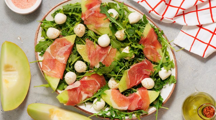 Салат с дыней, моцареллой и прошутто
