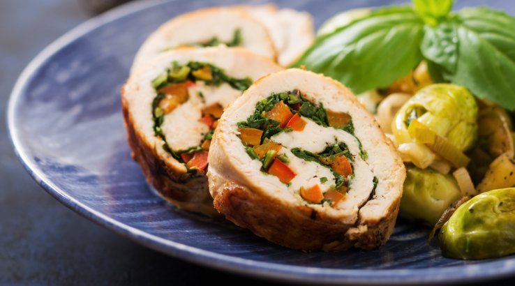 Куриный рулет с овощами и базиликом