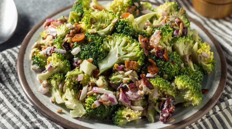 Салат з броколі та беконом