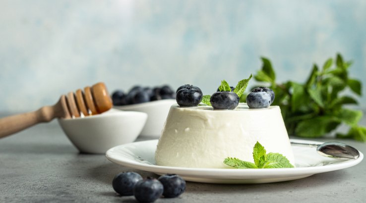 Сирний десерт з чорницею і лимоном