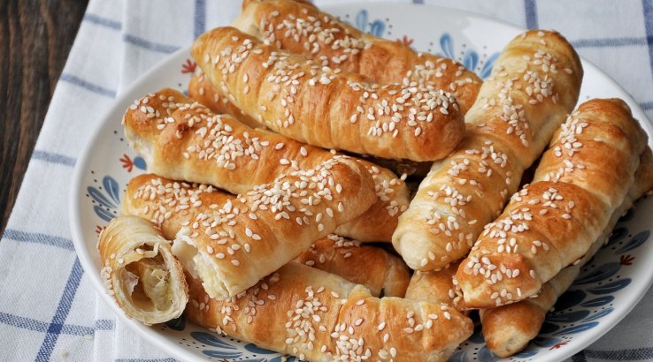 Крабові палички у листковому тісті