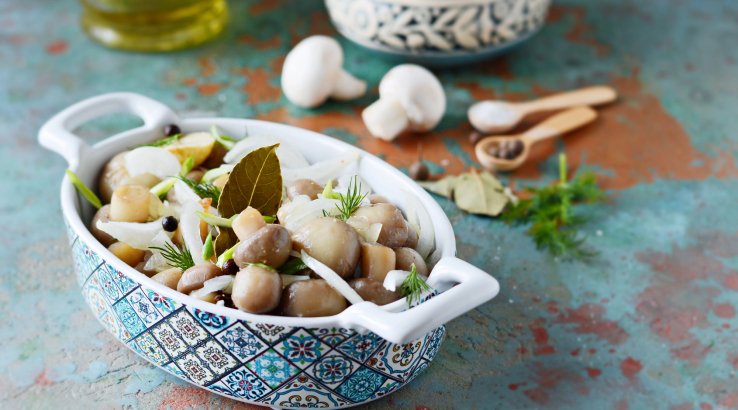 Мариновані печериці з цибулею