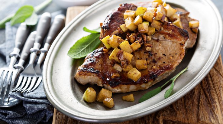 Свинячі відбивні з яблуками