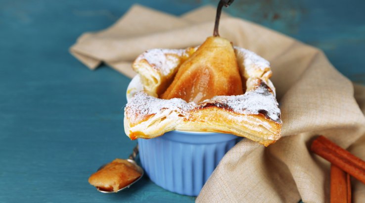 Груші у листковому тісті з соусом