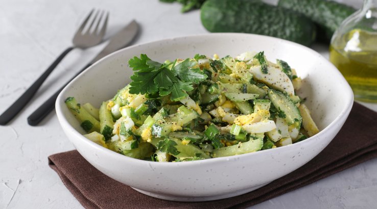 Салат з огірка, яєць і цибулі