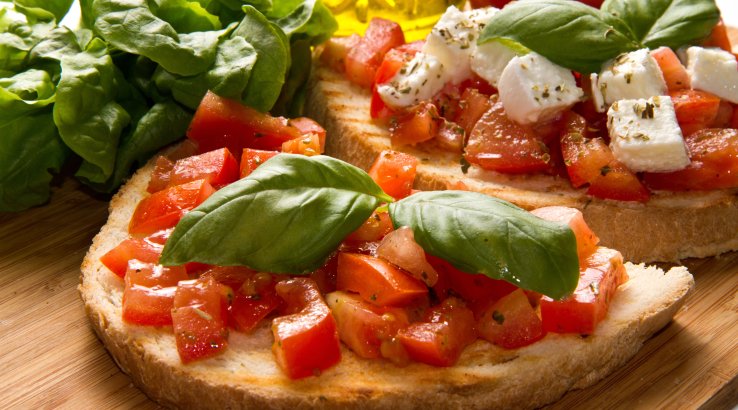Брускети з помідорами та фетою