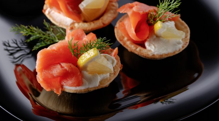 Тарталетки з червоною рибою і зеленню