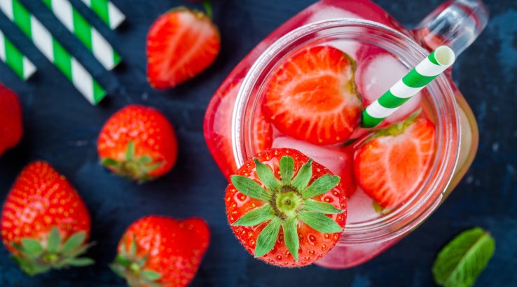 Сангрія з полуницею і білим вином