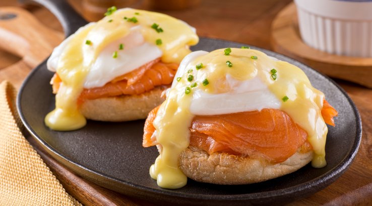 Соус голландез з яйцями і лососем