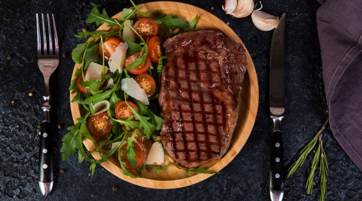 Стейк з руколою і сиром пармезан