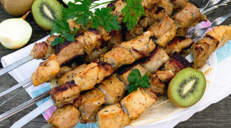 Шашлик з ківі та помідорами