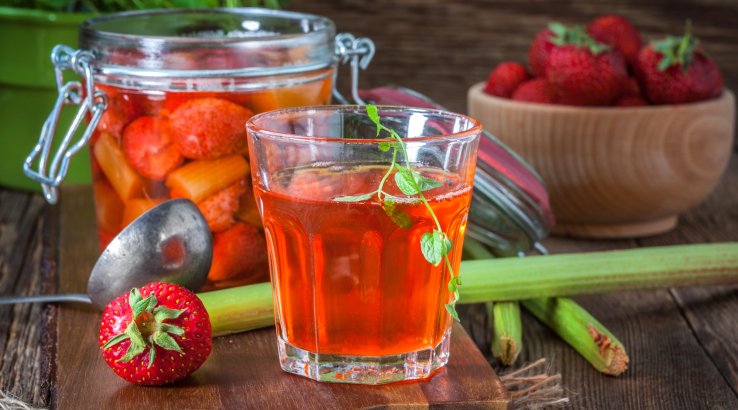 Компот з полуницею і ревенем