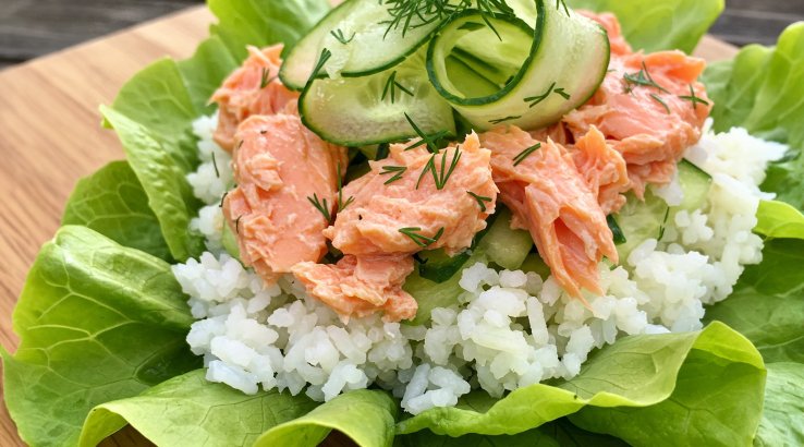 салат з рисом, лососем і огірком