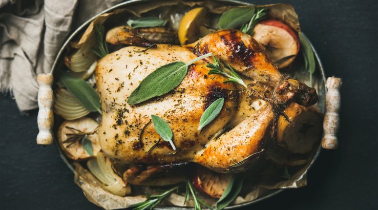 Курка в формі для запікання з яблуками