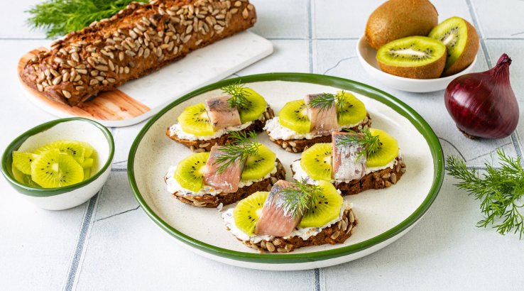 Брускети з ківі й оселедцем
