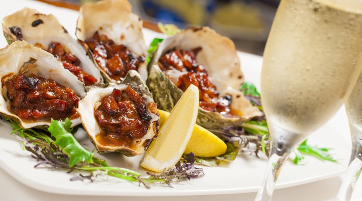 Устриці з беконом і томатним соусом