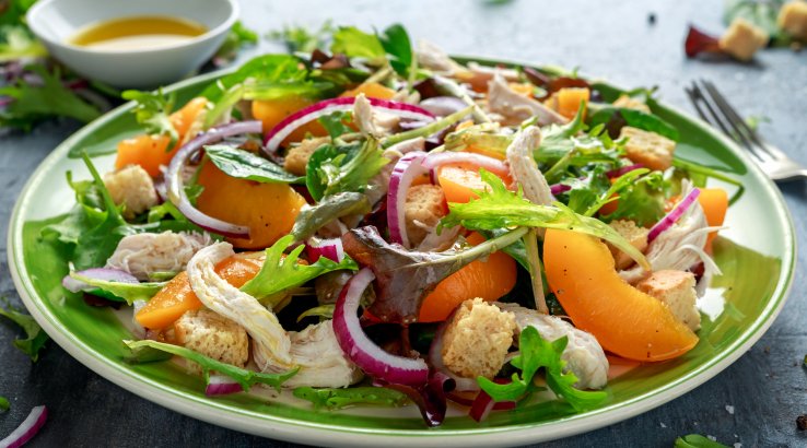 Салат з куркою та персиками