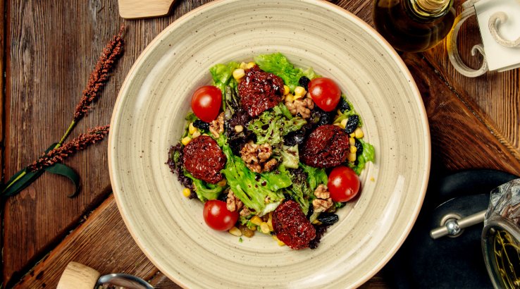 Салат із чорносливом