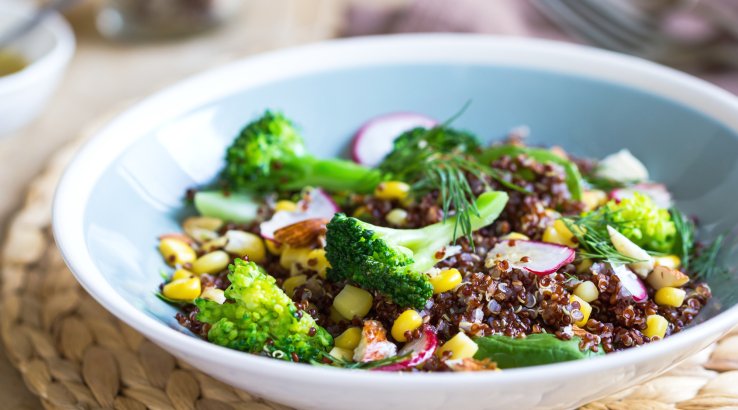 Салат із кіноа, редиски та броколі