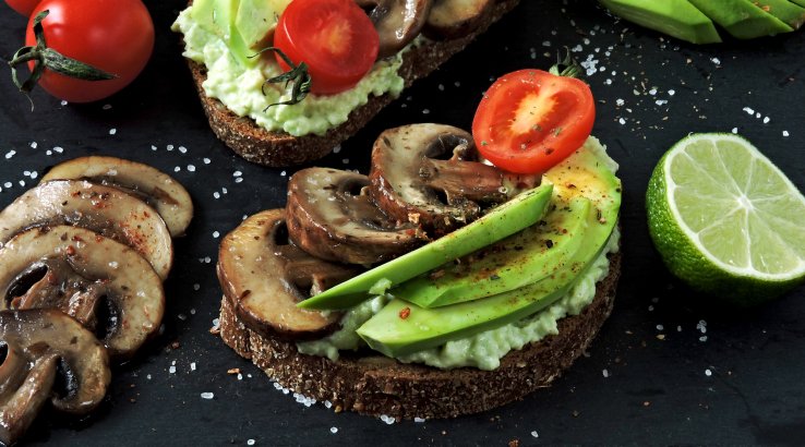 Тости з авокадо і грибами