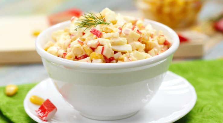 Салат з вегетаріанськими крабовими паличками - рецепт