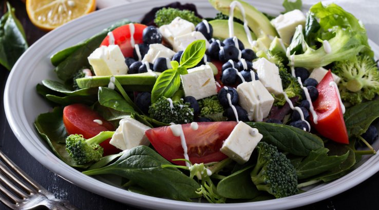 Салат з чорницею, бринзою та горіхами