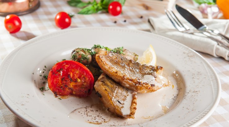 Запечений окунь з імбиром і овочами