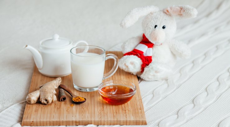 Гаряче молоко з медом і прянощами