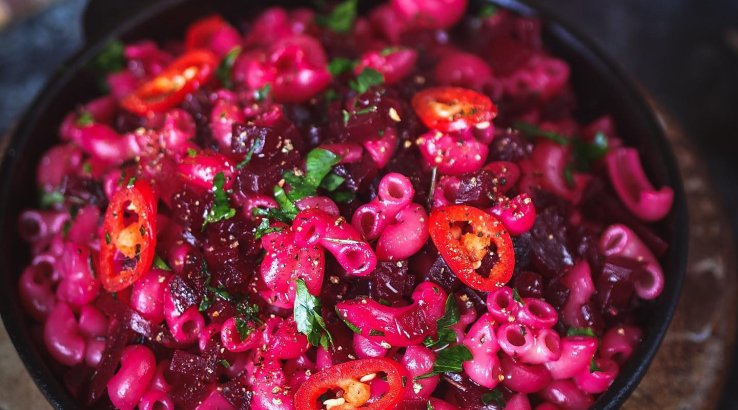 Макароны со свекольным соусом