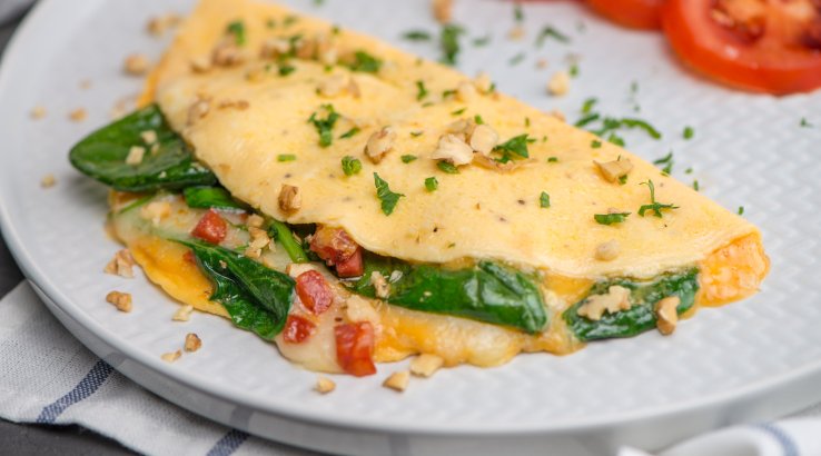 Омлет з помідорами й базиліком