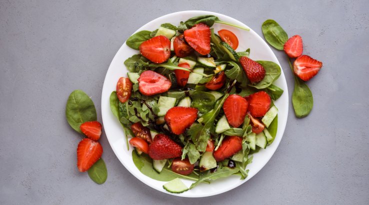 Салат з овочами та полуницею