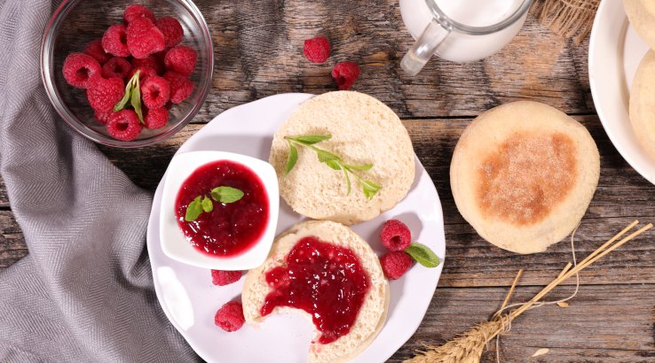 Англійський мафін з арахісовим маслом і джемом