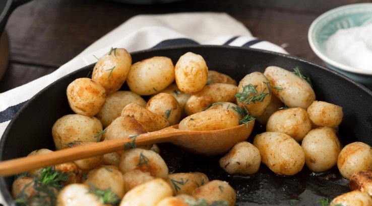 Молода картопля на сковороді