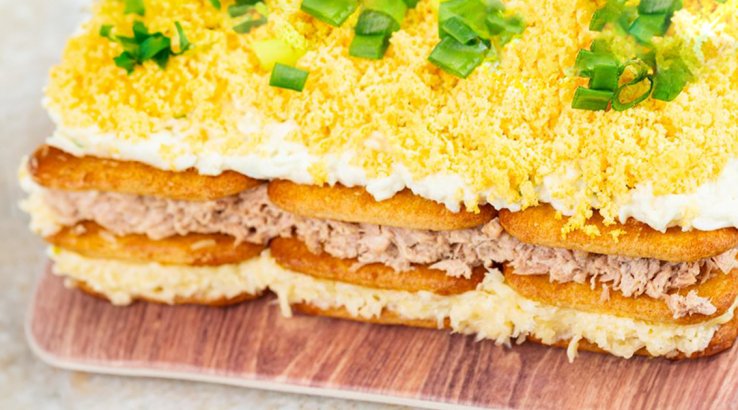 Салат з тунця і крекерів